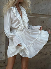 Kurzes Kleid mit Rüschenkragen